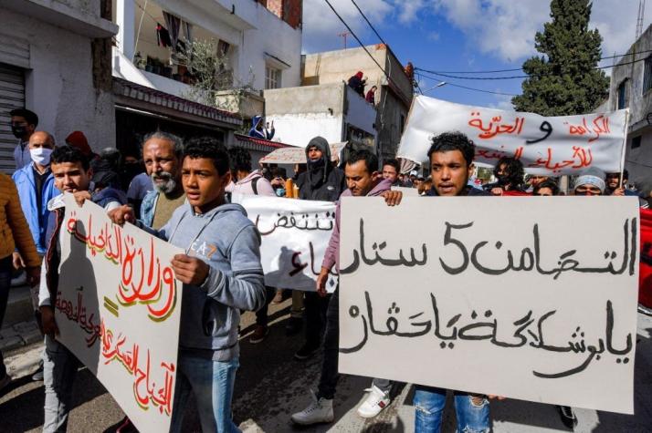 Centenares de manifestantes protestan contra la clase política y represión policial en Túnez