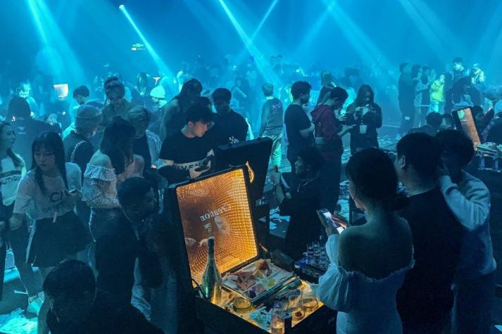 Discotecas en Wuhan vuelven a abrir mientras el resto del mundo se encierra y se confina
