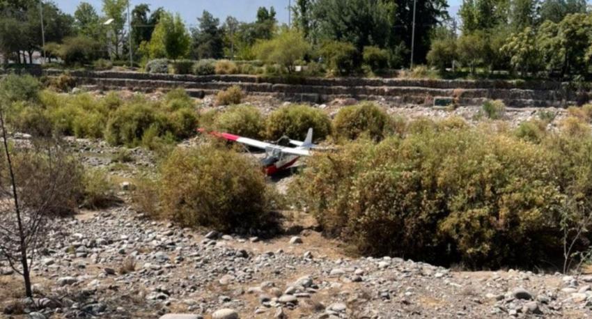 Ilesos resultaron los dos pilotos de aeronave de la FACh que cayó al lecho del río Mapocho