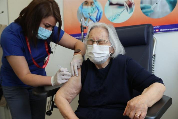 Minsal autoriza vacuna de Sinovac también para mayores de 60 años