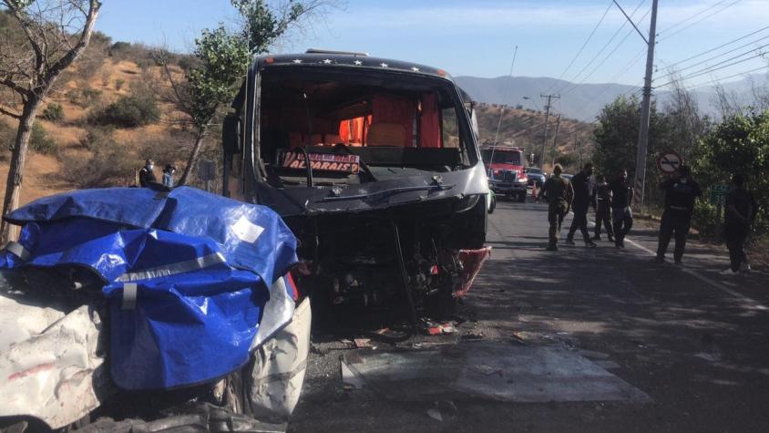 Colisión entre micro y auto deja un muerto y cinco heridos en Limache