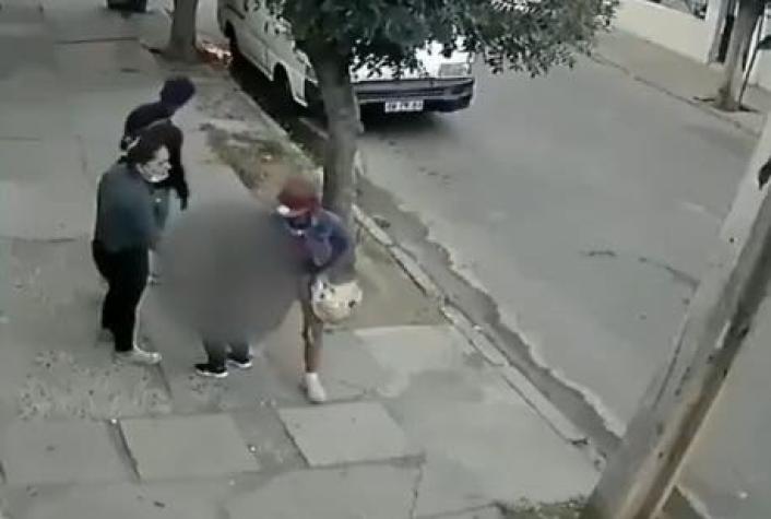 [VIDEO] El traumático asalto a una madre y su hijo que quedó registrado en cámaras de Lo Prado