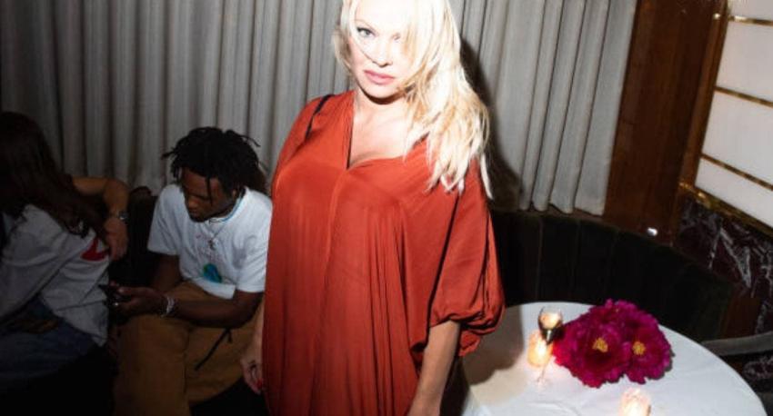 Pamela Anderson es acusada de "rompehogares" por la ex pareja de su nuevo esposo