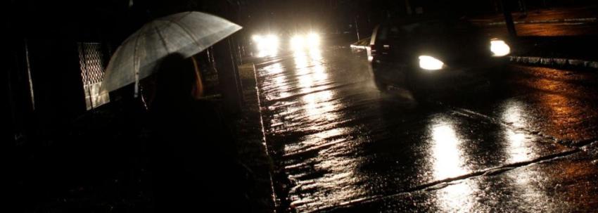Se registran cortes de luz en distintos sectores de la Región Metropolitana por fuertes lluvias