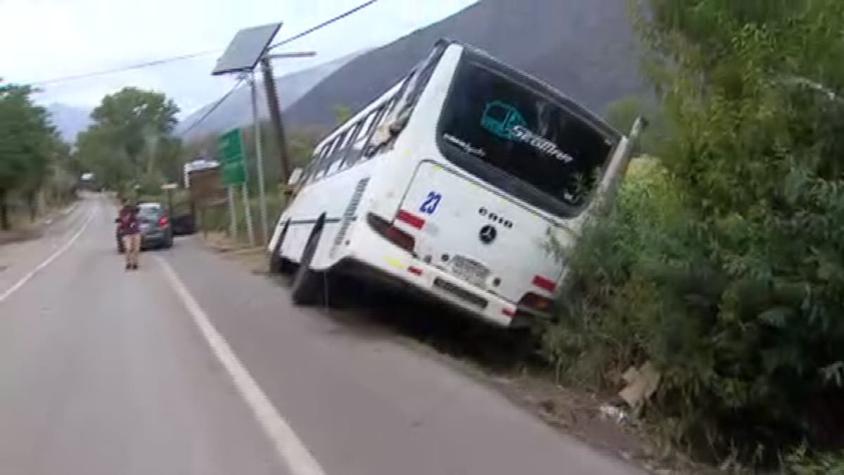 [VIDEO] Bus a punto de caer luego de que cediera tierra en San José de Maipo