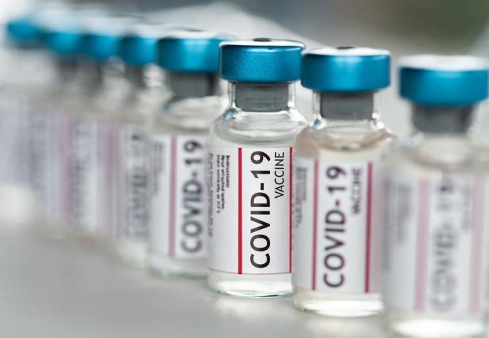 Encuesta CADEM: Un 50% se vacunaría "inmediatamente" contra el COVID-19