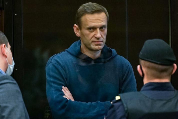 Tribunal ruso condena a opositor Navalni a más de 2 años de cárcel