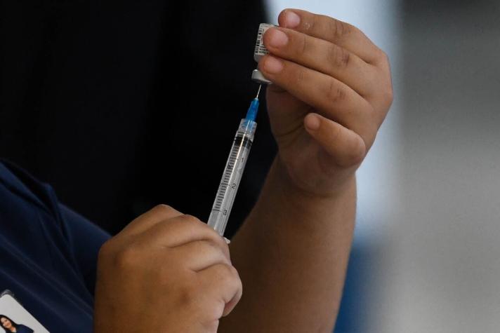 Gobernador de Talca es despedido por "no ceñirse" a calendario de vacunación