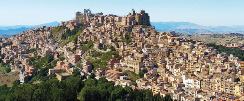 Con vista al Vesubio y los cielos más bellos de Italia: Ofrecen casas a menos de mil pesos chilenos