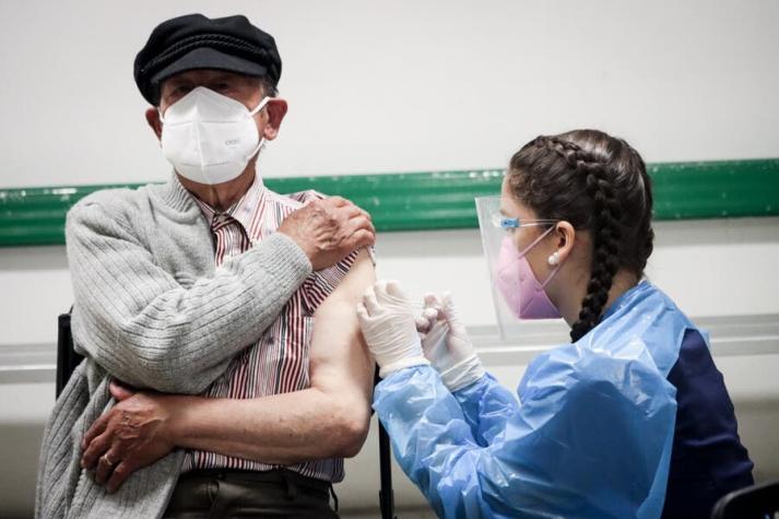 Colegio Médico sale a respaldar vacunación con Sinovac en adultos mayores