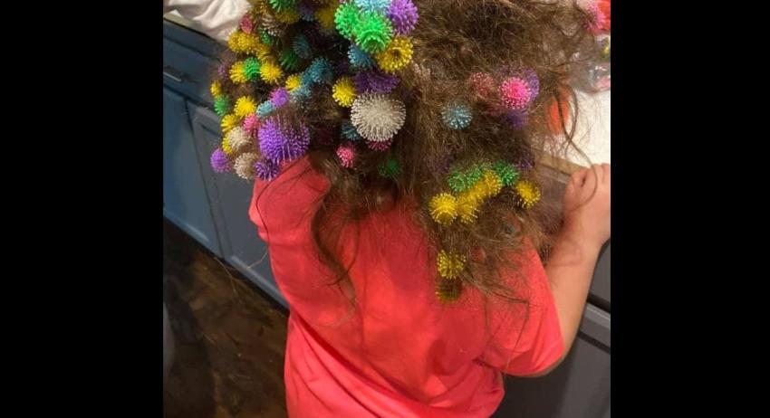 "La peor pesadilla de una madre": pasó 20 horas desenredando 150 juguetes del cabello de su hija