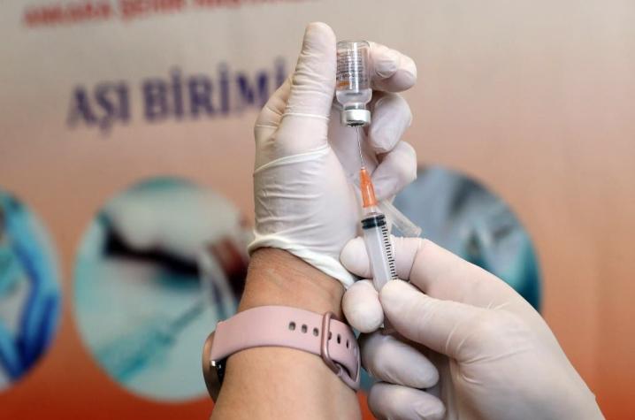 Primer estudio sobre vacuna Sinovac en mayores de 60 años: dosis son seguras y eficaces