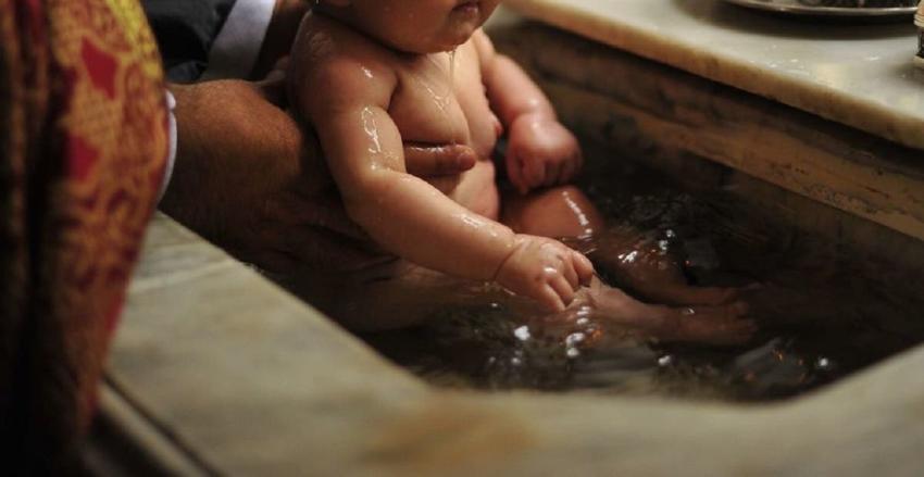 Bebé de dos meses muere durante su ceremonia de bautizo en Rumania