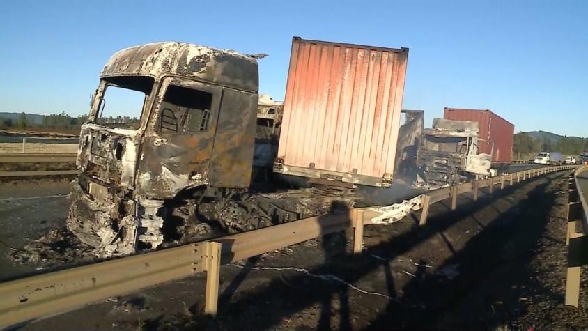 [VIDEO] 5 camiones quemados y 2 heridos en ataque incendiario en Ercilla