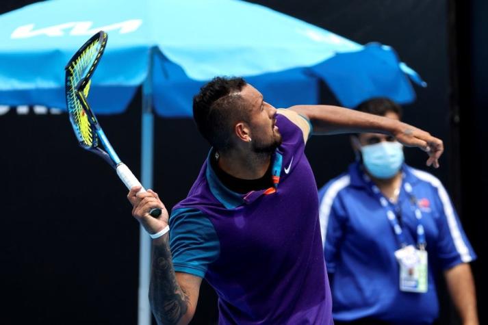Un frustrado Kyrgios rompe su raqueta tras caer derrotado por una lesión en Melbourne
