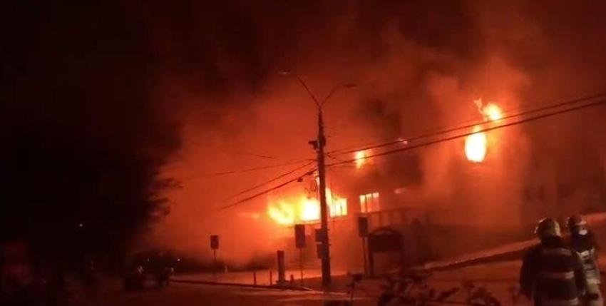 [VIDEOS] Las impactantes imágenes de la municipalidad de Panguipulli incendiada