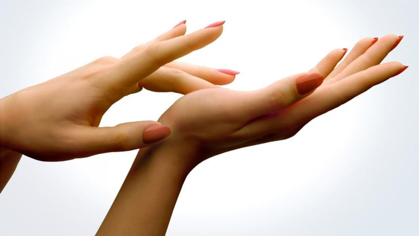 Insólito: Mujer se tatúa las manos para poder distinguir cuál es la derecha y cuál la izquierda