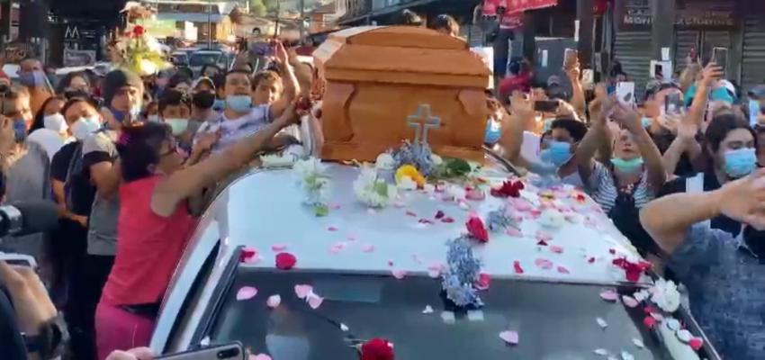 [VIDEO] Masiva despedida en Panguipulli a malabarista muerto por disparos de carabinero