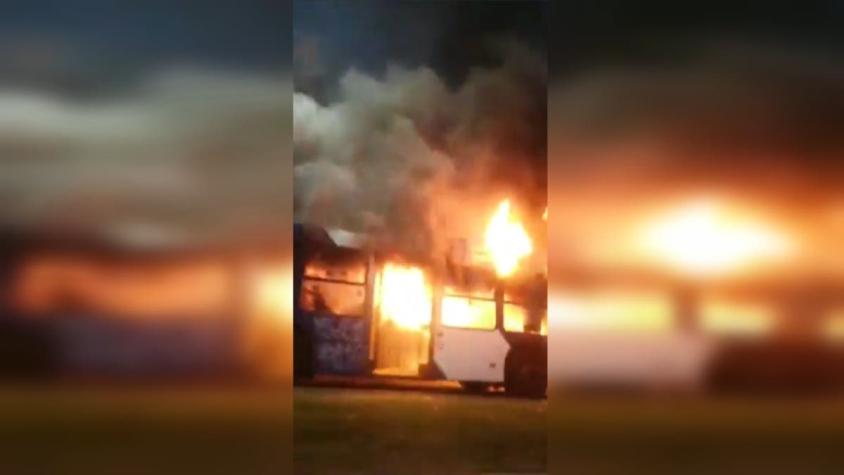 [VIDEO] Manifestantes queman bus del Transantiago en Puente Alto