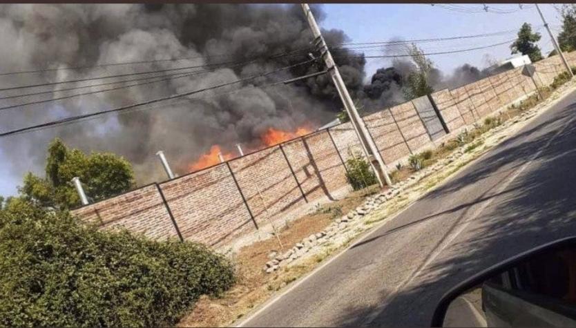 Bomberos combaten incendio en Instituto San Miguel en Colina