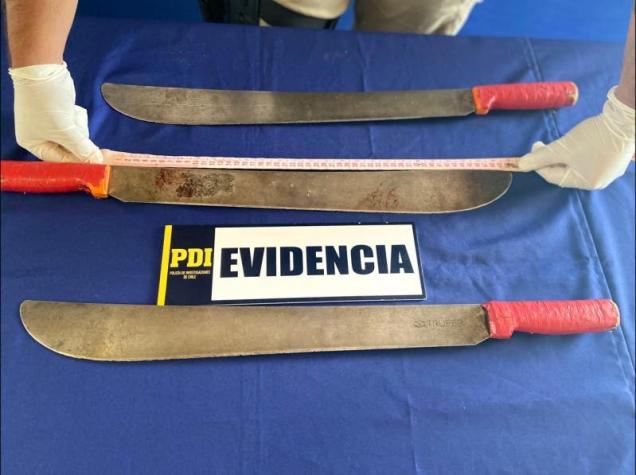 [FOTOS] Hermana de malabarista muerto en Panguipulli entrega sus machetes a la PDI
