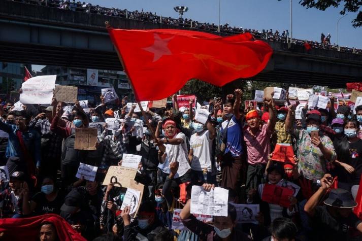 Golpe de Estado en Myanmar: Manifestantes desafían amenazas de represión