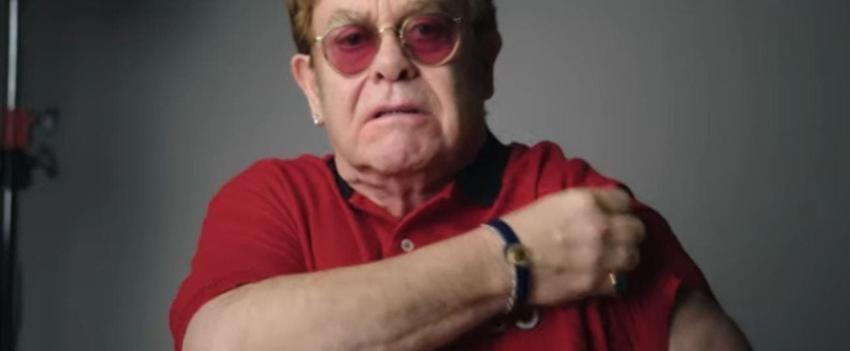 ¿Dónde pongo el brazo? Elton John y Michael Caine encabezan campaña de vacunación en Reino Unido
