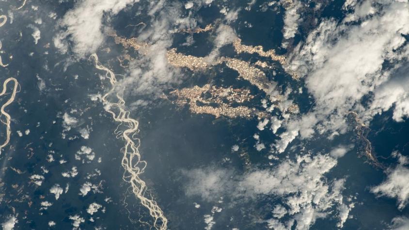 "Ríos de oro" en Perú: las imágenes de la NASA que revelan la minería ilegal en la Amazonia