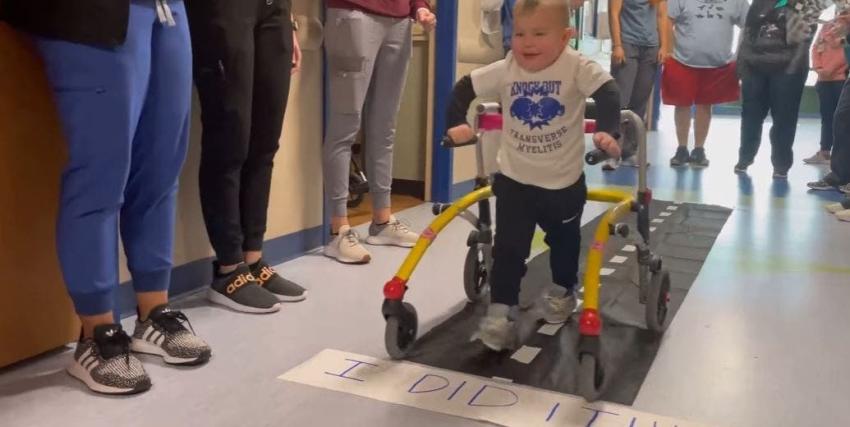 La emocionante salida del hospital de un niño de 2 años después de quedar paralizado