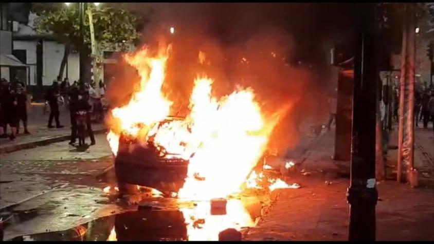 Sujetos incendian furgón de Carabineros en medio de manifestaciones en el centro de Santiago