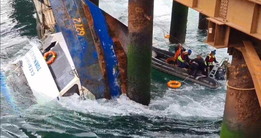 [VIDEO] Rescatan a cuatro tripulantes de embarcación que se hundió en el Canal Chacao