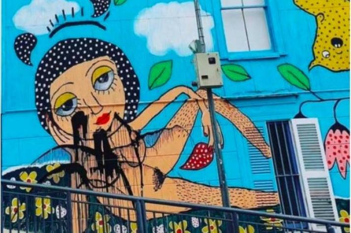 "Sabía que esto iba a pasar": Lanzan pintura negra a mural de Mon Laferte en Valparaíso