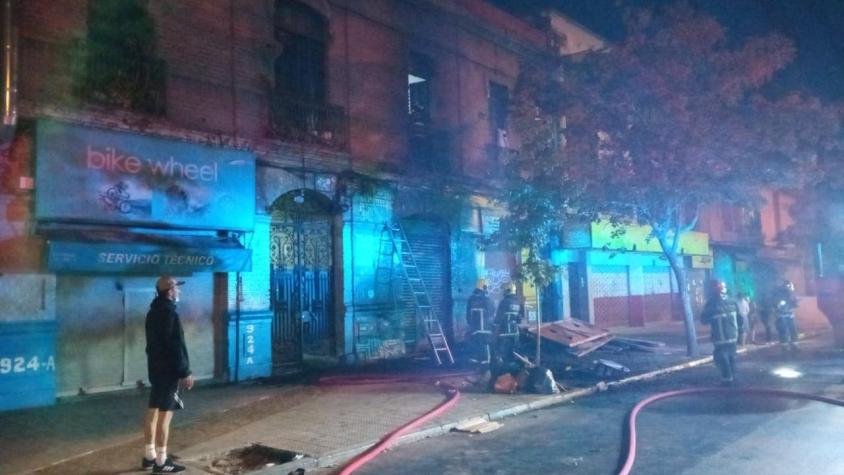 Incendio afecta un cité de Santiago en medio de una fiesta clandestina