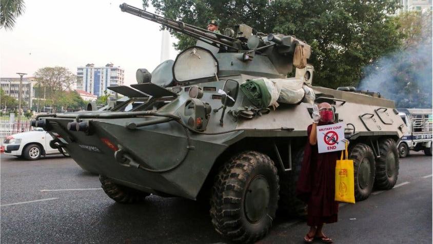 Golpe en Myanmar: los militares despliegan vehículos blindados en las calles ante las protestas
