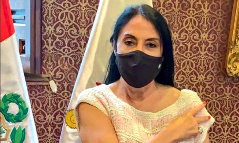 Renuncia canciller peruana tras ser salpicada por escándalo de vacunación a autoridades