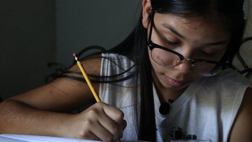 La admirable joven de 16 años que se convirtió en la maestra de su barrio en pandemia
