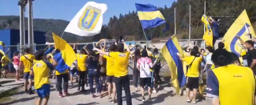 "Más que llevar al Colo a la B...": U. de Concepción viaja a Talca con banderazo y emotiva arenga