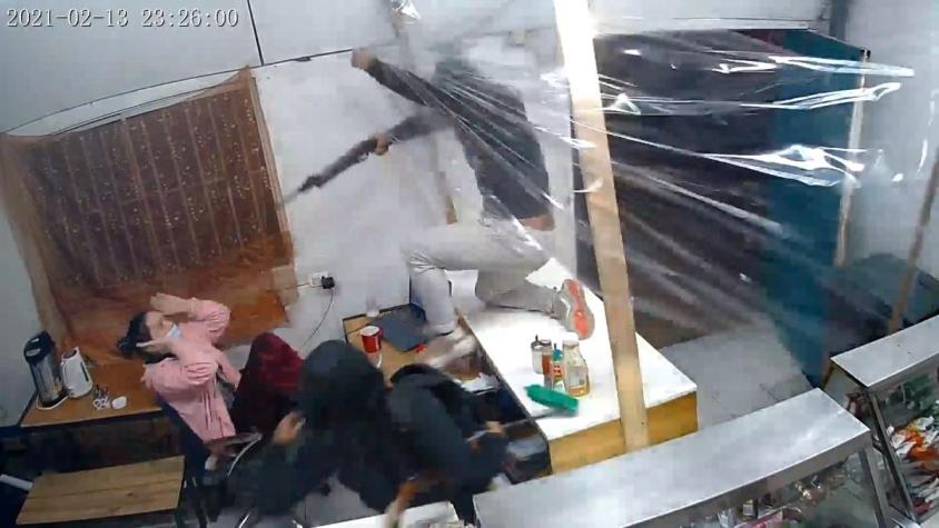 [VIDEO] Violento asalto en Curicó: usaron rifles para robar 7 mil pesos