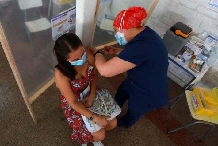 140 mil personas son vacunadas en Chile este jueves y total de inoculados llega a 2,6 millones