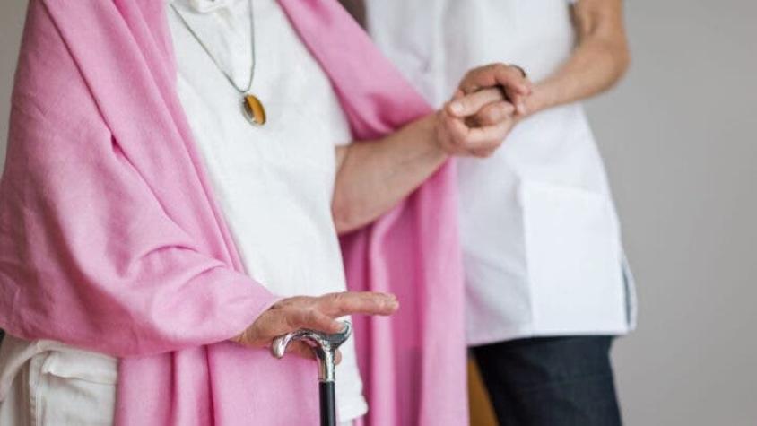 Dos mujeres se "vistieron como ancianas" para recibir vacuna contra el COVID-19 en Estados Unidos