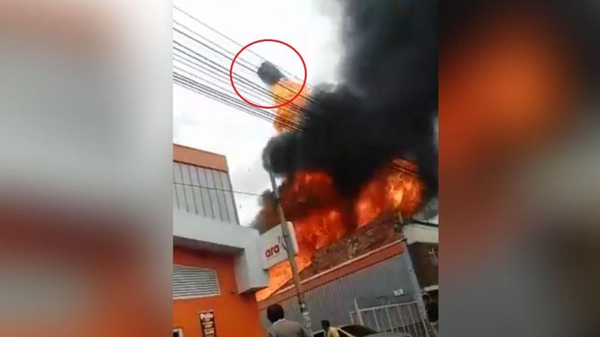 [VIDEO] Auto salió volando producto de explosión en fábrica de productos de aseo en Colombia