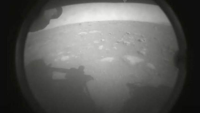 Cómo hace el robot de la NASA para enviar imágenes desde Marte (y por qué la primera era tan mala)