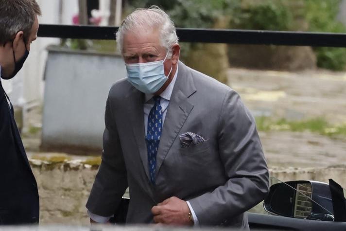 Príncipe Carlos visita hospital donde está internado su padre, el duque de Edimburgo