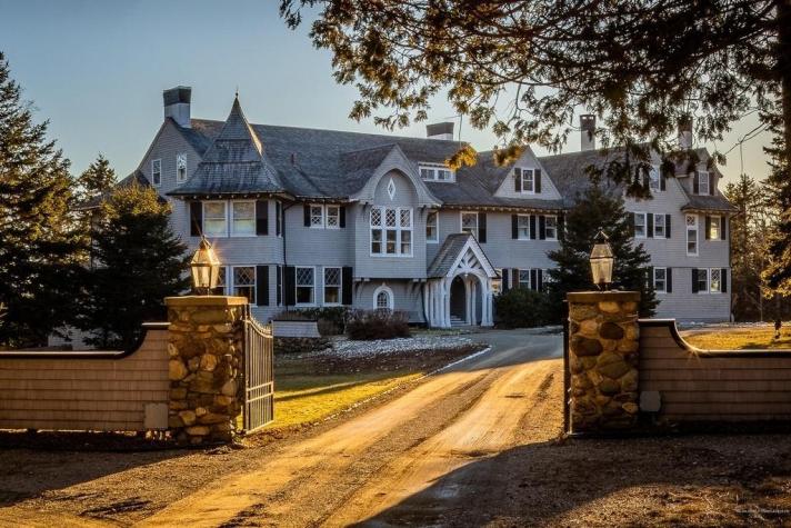 John Travolta pone a la venta en US$5 millones la casa que diseñó con su esposa fallecida