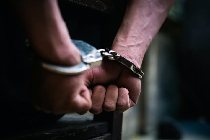 En plena pandemia: Joven de 18 años golpeó, escupió y agredió racialmente a policías en Londres
