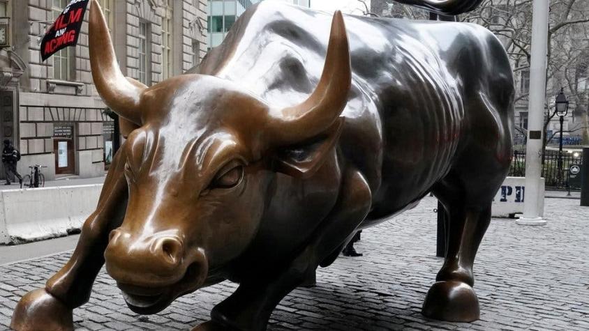 Arturo Di Modica, el escultor de la famosa estatua del toro de Wall Street, muere a los 80 años