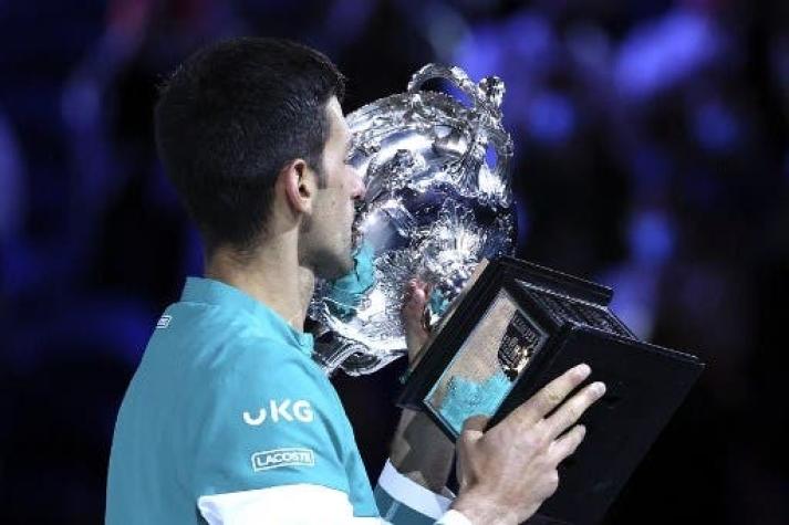 Djokovic conquista el Abierto de Australia, su 18º título de Grand Slam, tras derrotar a Medvedev