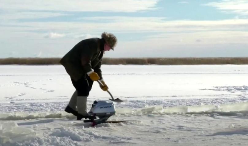 [VIDEO] Abuelo se viraliza tras crearle a sus nietos un "carrusel de hielo" sobre un lago