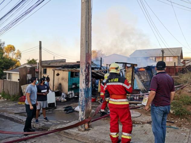 Incendio consume dos casas en el sector de Playa Ancha en Valparaíso