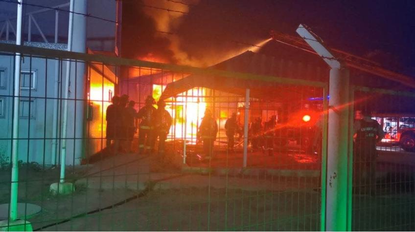 Bomberos trabaja para combatir incendio en fábrica de Concón: reportan explosiones al interior